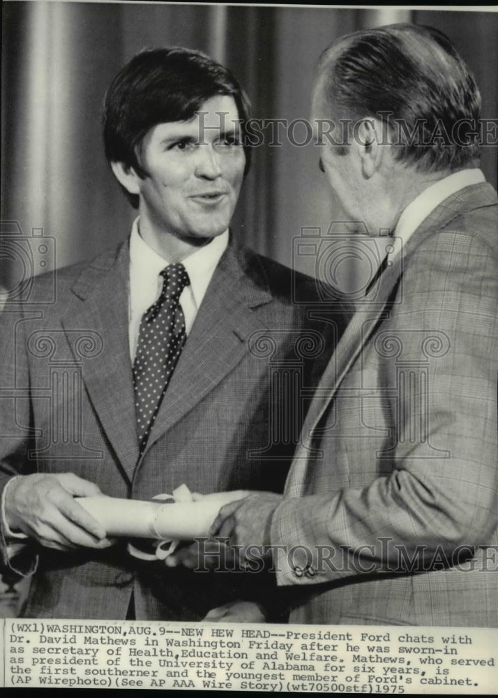 1975 Press Photo President Ford chats with Dr. David Mathews in Washington - Historic Images