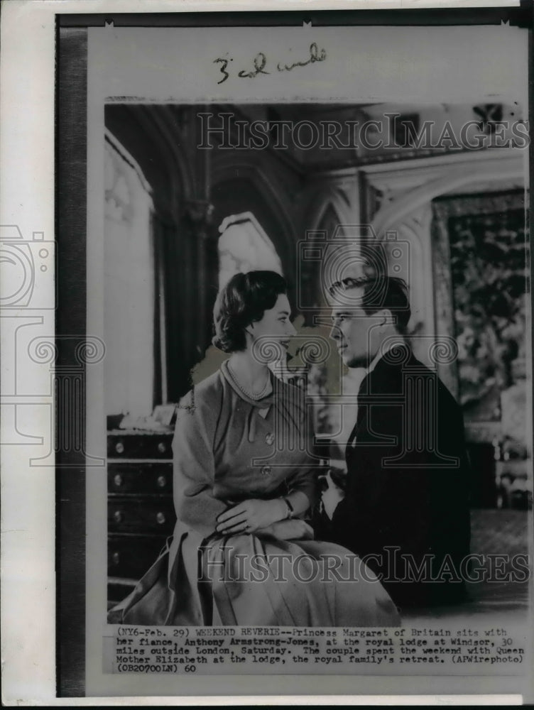 1960 Press Photo Princess Margaret and fiance Anthony Armstrong-Jones pose - Historic Images