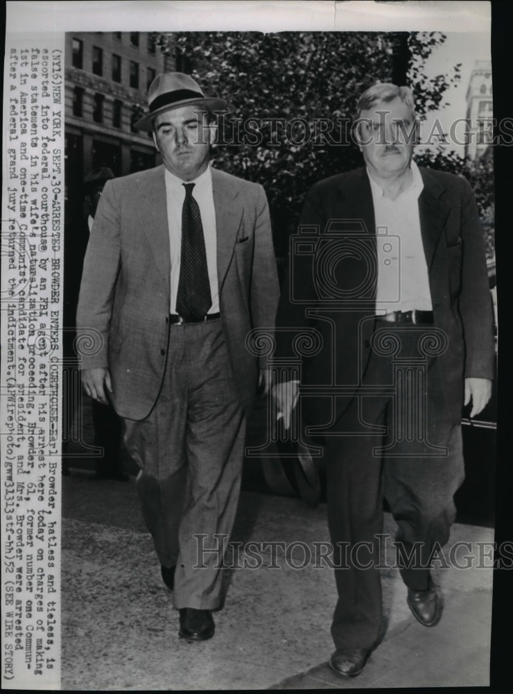 1952 Press Photo Earl Browder escorted by FBI agent into Federal Court - Historic Images