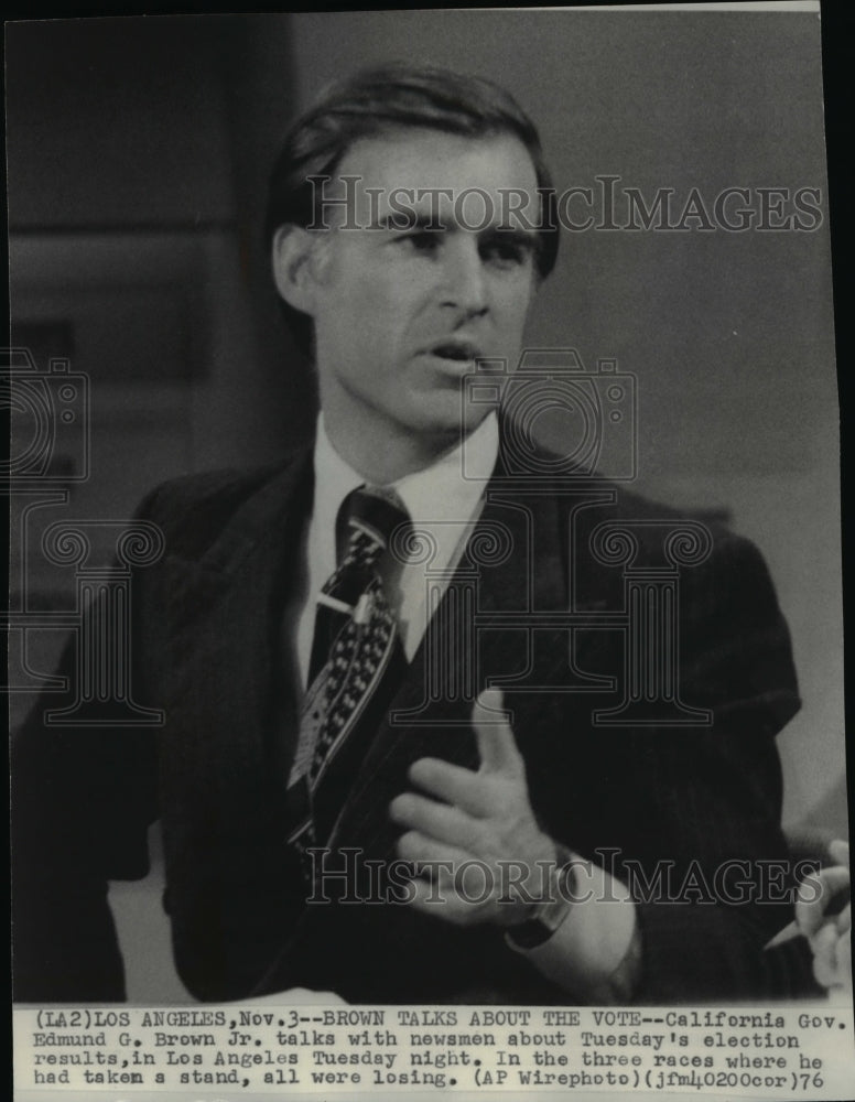 1976 Press Photo Calif. Gov. Edmund Brown Jr. talks with newsmen about election - Historic Images