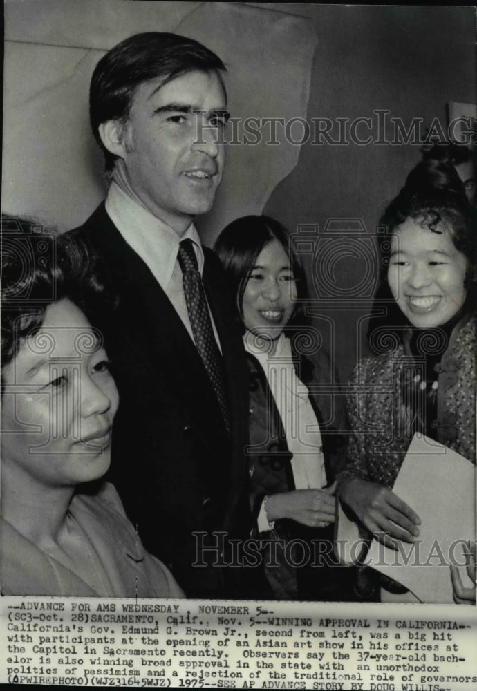 1975 Press Photo California&#39;s Gov. Edmund G. Brown Jr with Asian artists.- Historic Images