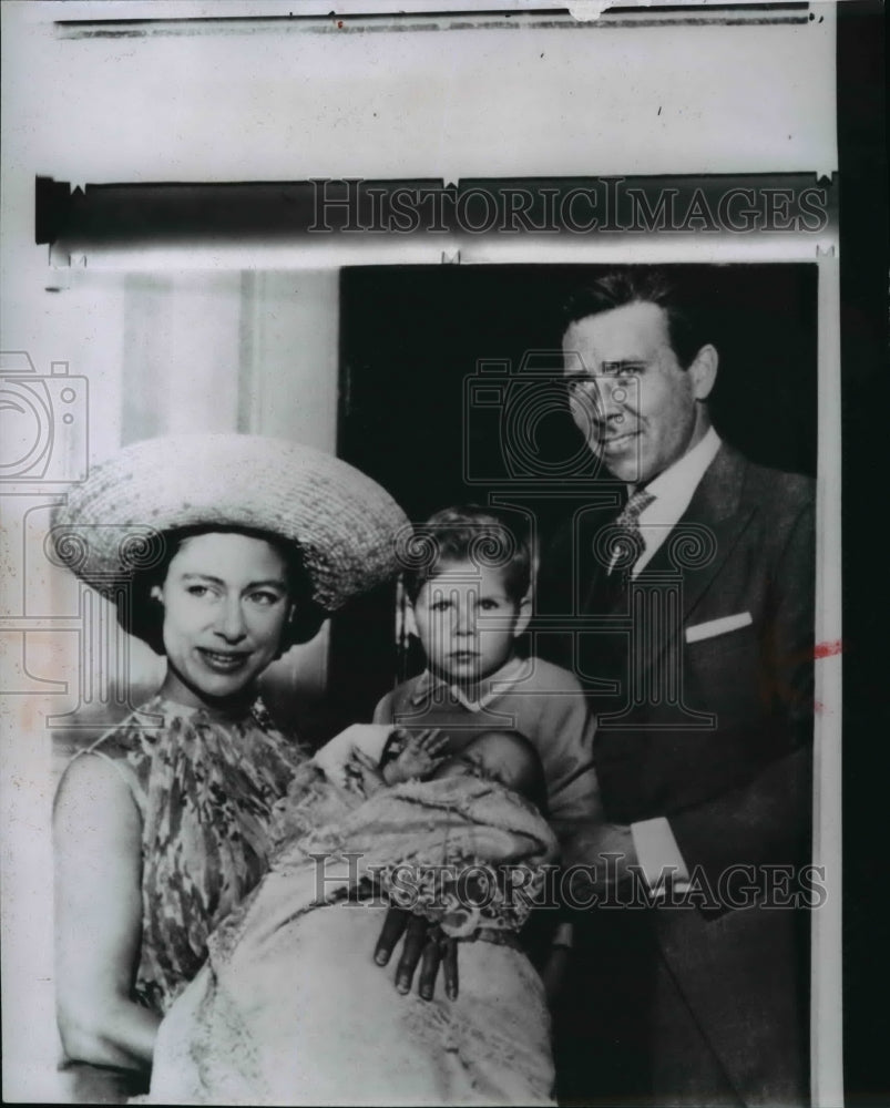 1964 Press Photo Lord Snowdon and his wife, Princess Margaret and children. - Historic Images