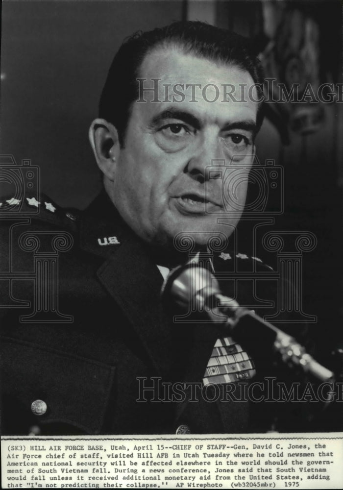 1975 Press Photo Gen. David Jones Air Force Chief of staff at news conference. - Historic Images