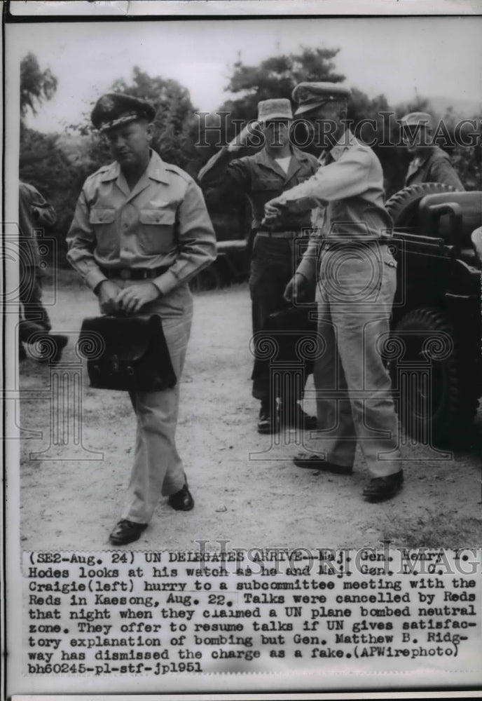 1951 Press Photo Maj. Gen. Henry Hodes with Maj. Gen. Craigie in Kaesong-Historic Images