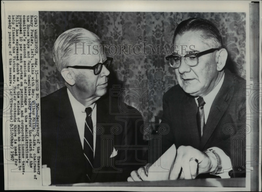 1967 Press Photo Sec. of the Treasury Henry Fowler talks with Rep. Wilbur Mills - Historic Images