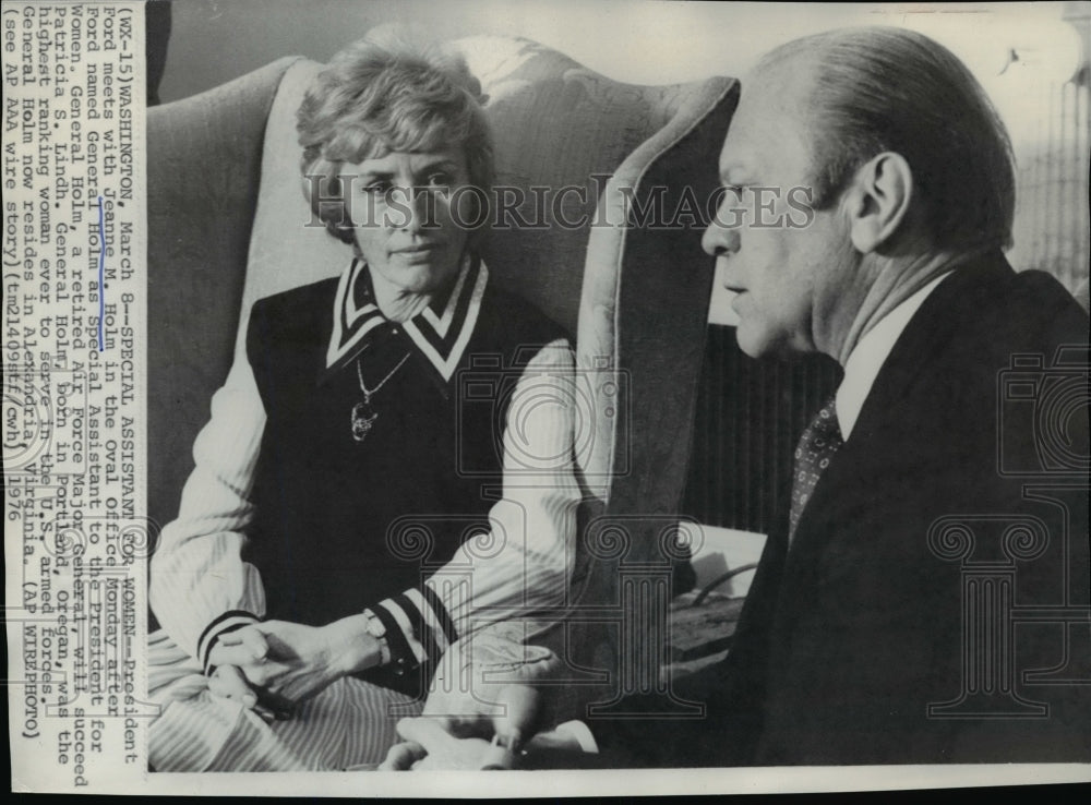 1976 Press Photo President Ford talking with General Jeanne M. Holm - Historic Images