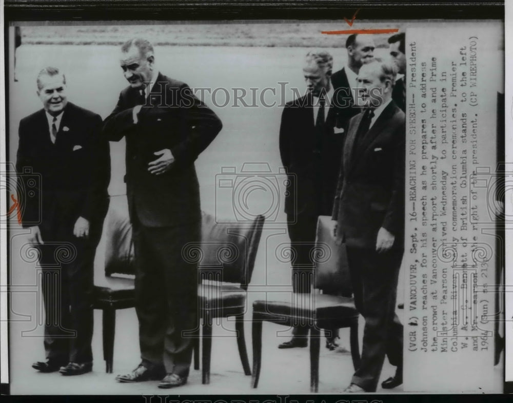 1964 Press Photo President Johnson preparing to address the crowd at Vancouver - Historic Images