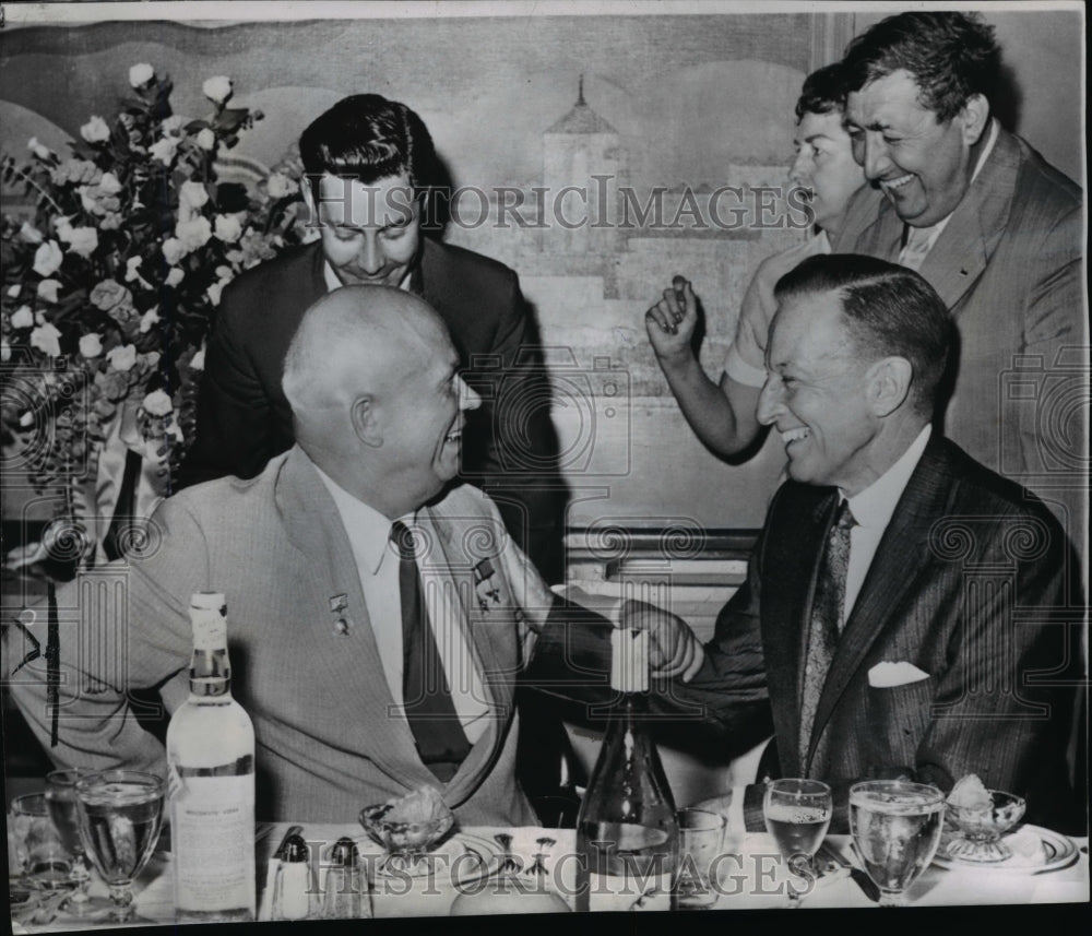 1959 Press Photo Soviet Premier Khrushchev chats with Eric Johnston at lunch - Historic Images