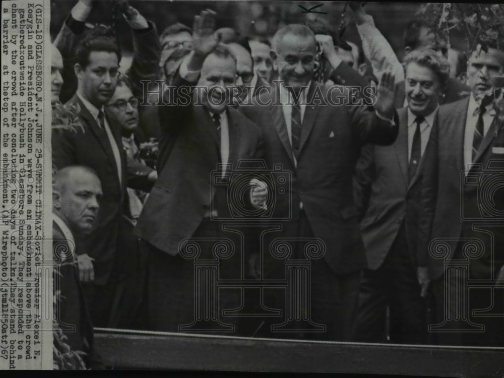 1967 Press Photo Soviet Premier Alexei N. Kosygin and President Johnson waving-Historic Images