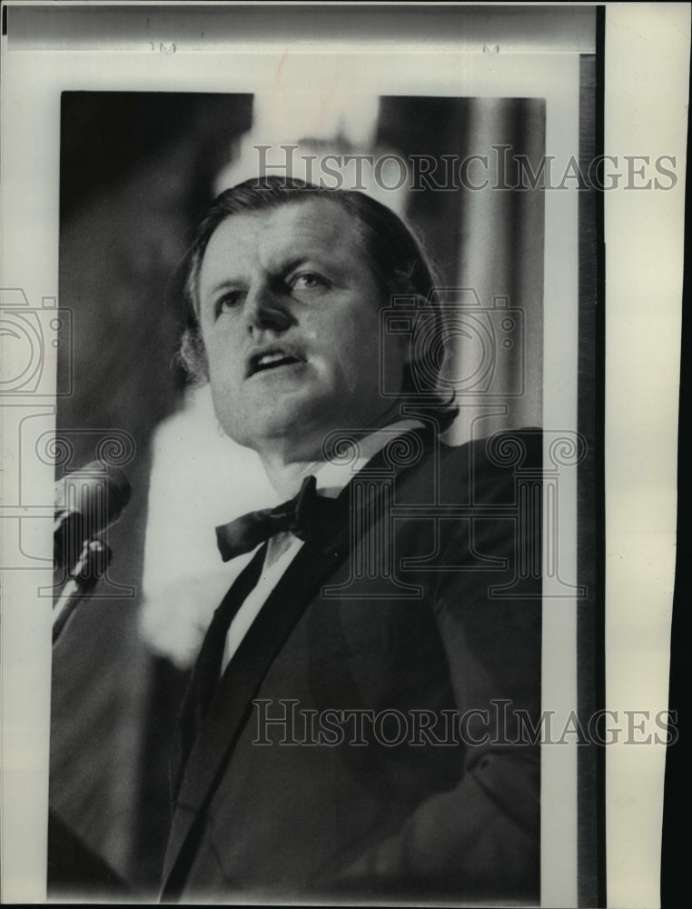 1972 Press Photo Edward &quot;Teddy&quot; M. Kennedy in bow tie, gets ready to speak - Historic Images