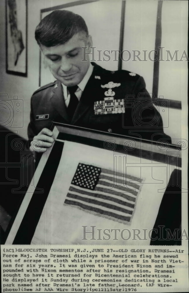 1976 Press Photo Air Force Maj. John Dramesi displays American flag sewn as POW- Historic Images