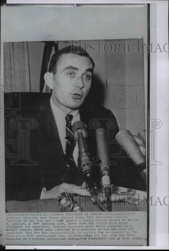 1964 Press Photo Republican National Chairman Dean Burch speaks to reporters-Historic Images