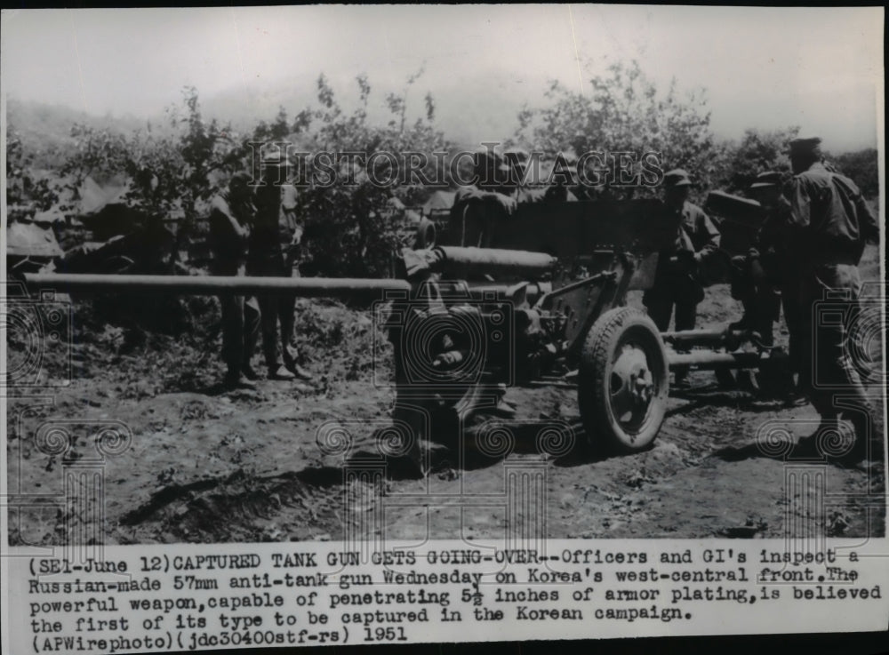 1951 Press Photo Officers and GI&#39;s inspect a Russian made 57mm anti-tank gun - Historic Images