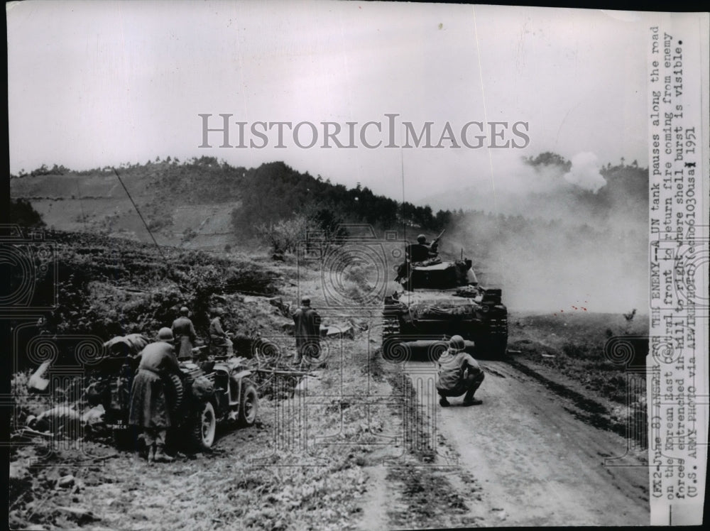 1951 Press Photo UN tank on Korean East Central front returns fire to enemy - Historic Images