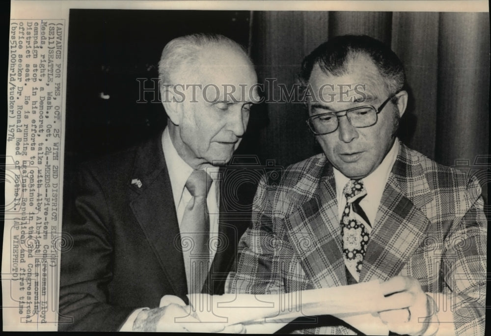 1974 Press Photo Congressman Lloyd Meeds talks with Alby Albright in Seattle - Historic Images