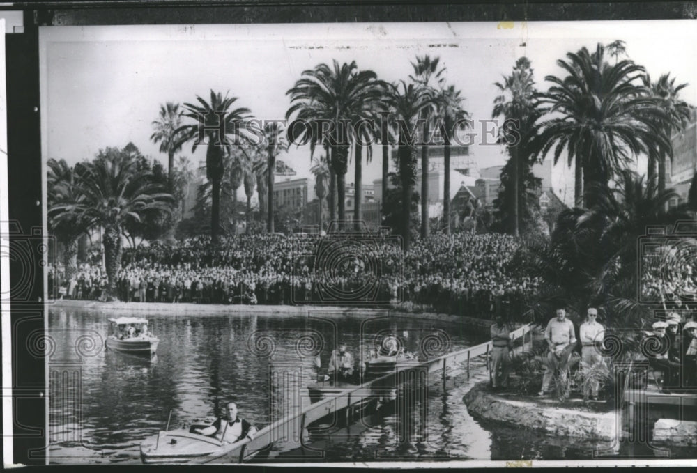 1955 Press Photo Part of the big crowd that circled a lake in MacArthur park - Historic Images