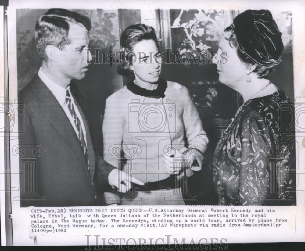 1962 Press Photo U.S. Attorney General Robert Kennedy talks with Queen Juliana - Historic Images