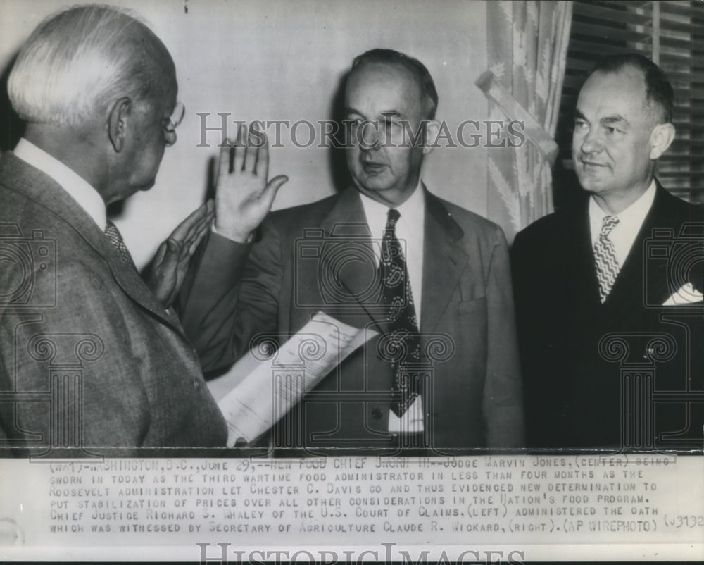Press Photo Judge Marvin Jones being sworn in as the Wartime Food Administrator - Historic Images