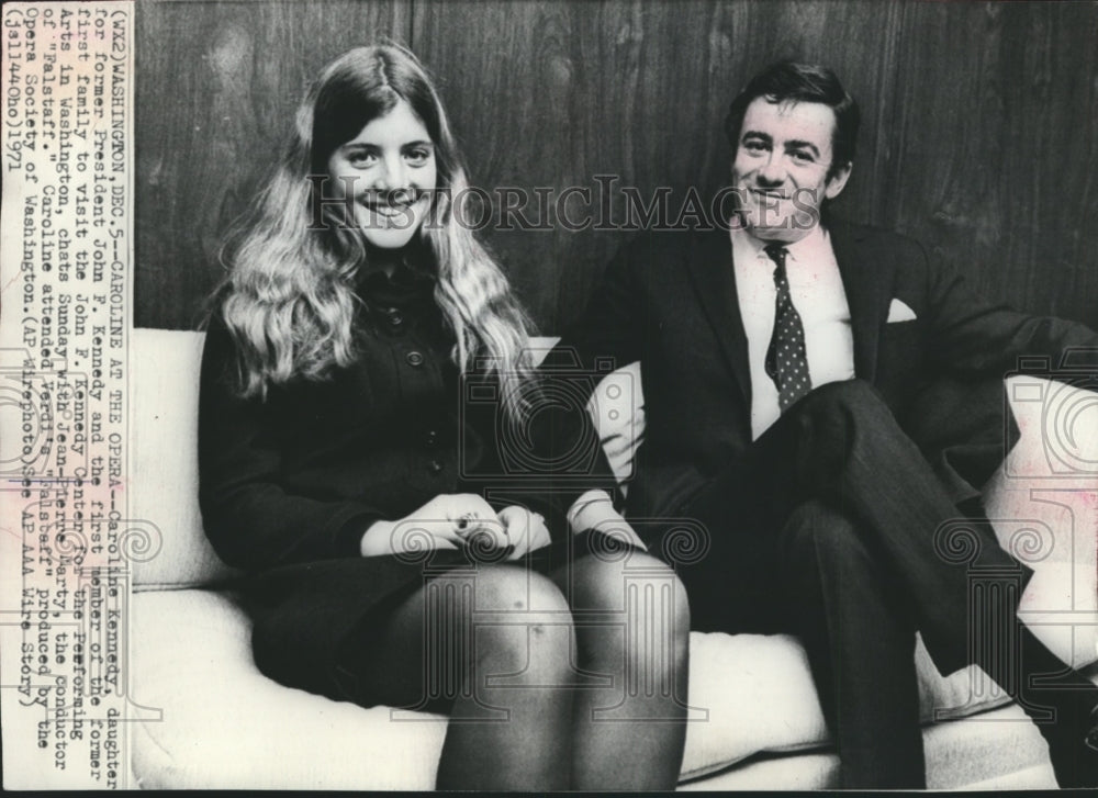 1971 Press Photo Caroline Kennedy chats with conductor Jean-Pierre Marty - Historic Images