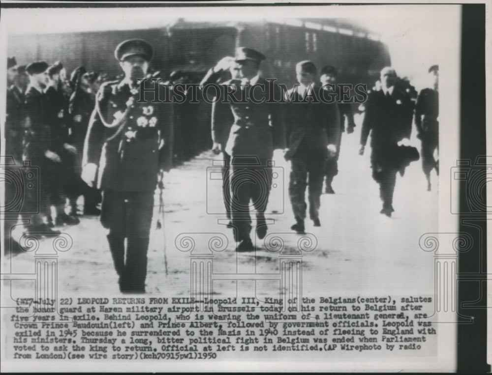 1950 Press Photo Leopold King of the Belgians salutes honor guard in Brussels-Historic Images