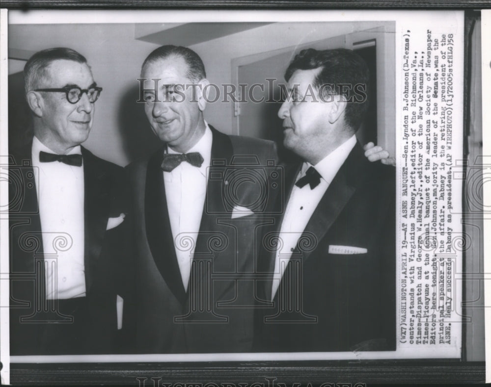 1958 Press Photo Sen. Lydon B. Johnson talks with newspaper Editors - Historic Images