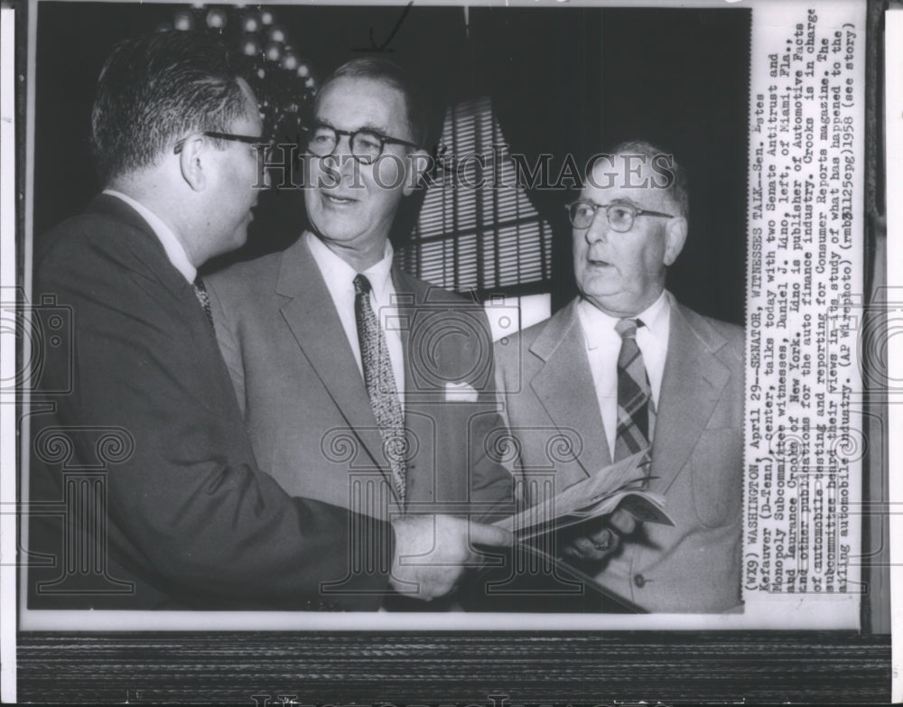 1958 Press Photo Sen. Estes Kefauver talks with Daniel Lino &amp; Laurence Crooke. - Historic Images