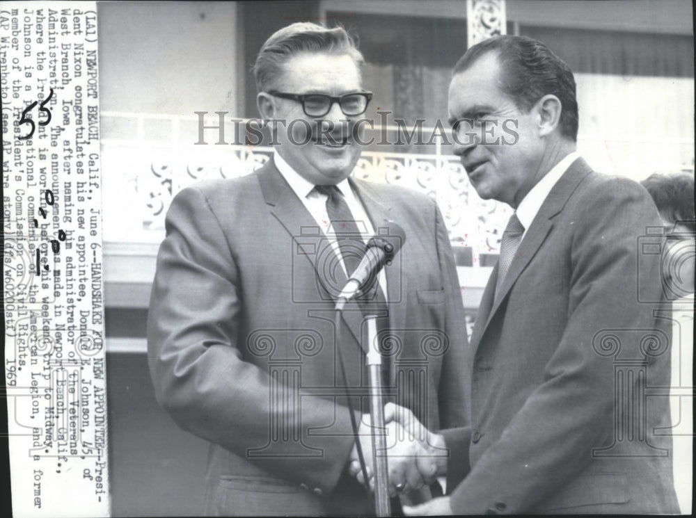 1969 Press Photo President Nixon congratulate his new appointee Donald Johnson. - Historic Images