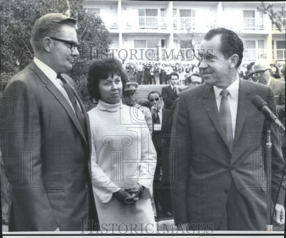 1969 Press Photo Donald E. Johnson and wife New Adm. For Veterans administration - Historic Images