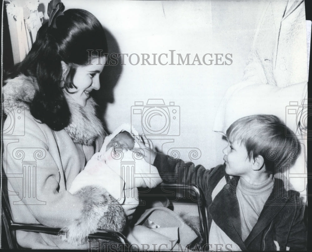 1970 Press Photo Luci Nugent, Pres. Johnson's daughter, with son and newborn - Historic Images