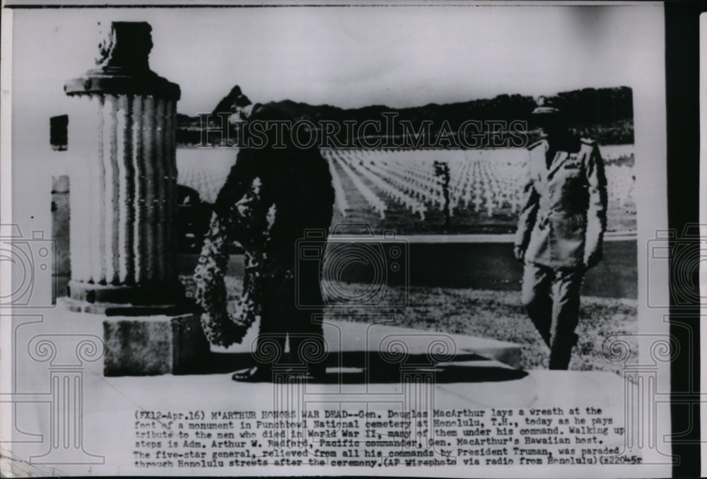 1951 Press Photo General Douglas MacArthur lays wreath at Honolulu cemetery - Historic Images