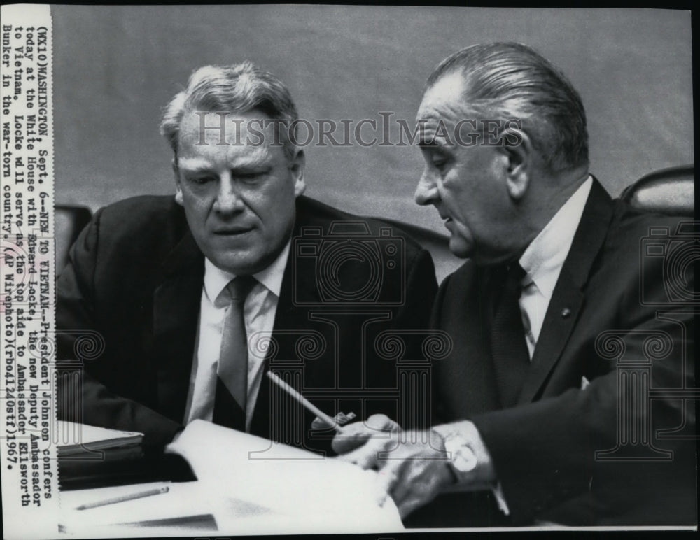 1967 Press Photo President Johnson and Edward Locke, Ambassador to Vietnam - Historic Images