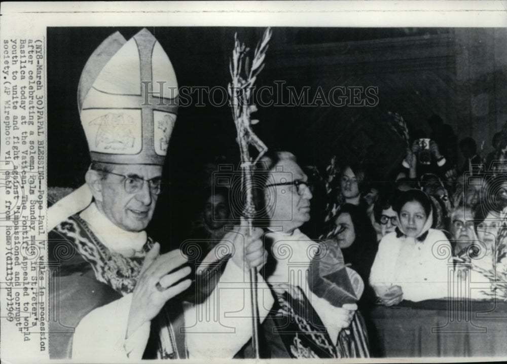 1969 Press Photo Pope Paul VI walks in procession in St. Peter&#39;s Basilica - Historic Images