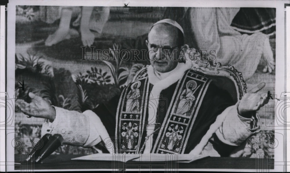 1963 Press Photo Pope Paul VI gestures as he records in his Vatican apartment - Historic Images