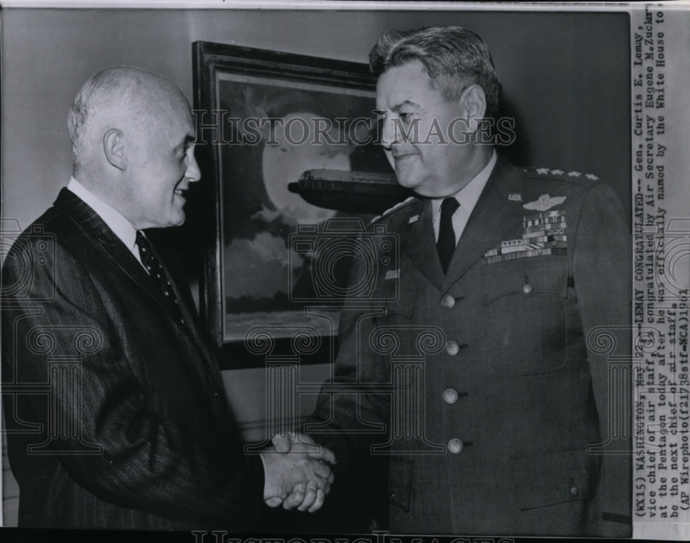 1961 Press Photo Gen. Curtis E. LeMay with Air Secretary Eugene M. Zuckar - Historic Images