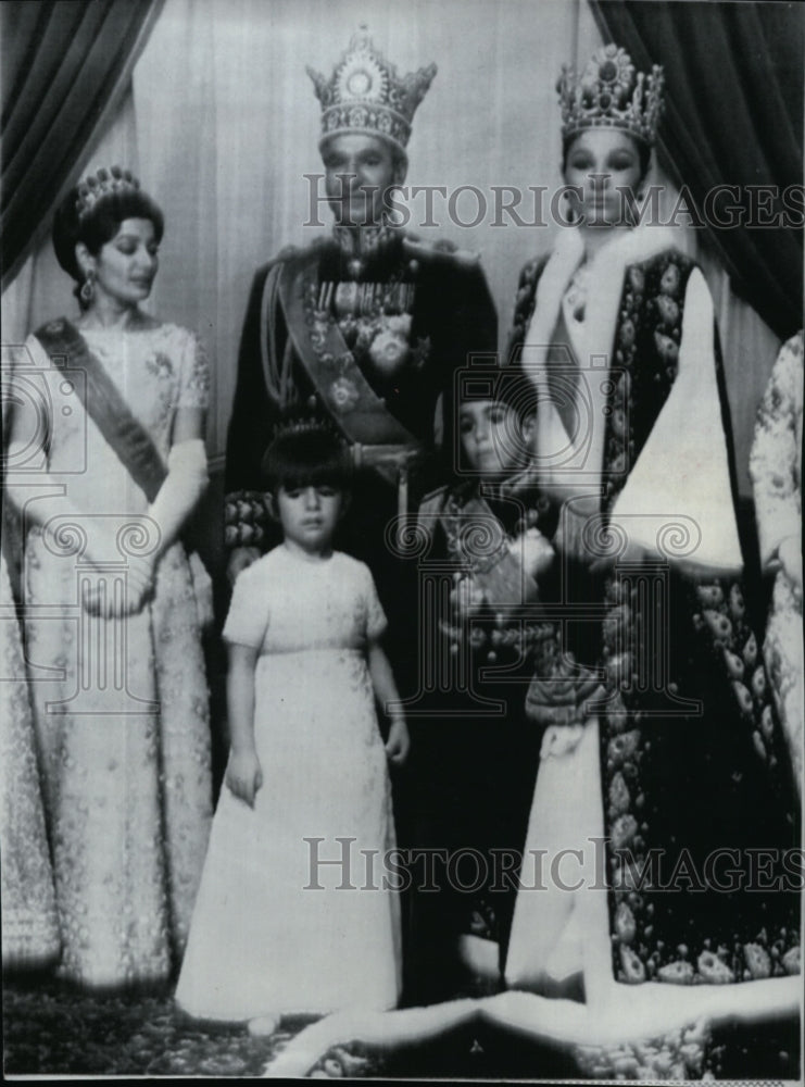 1967 Empress Farah posing with members of their family - Historic Images