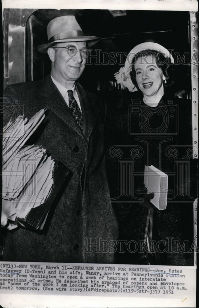 1951 Press Photo Sen. Estes Kefauver and his wife, Nancy arrive at Penn. Station - Historic Images