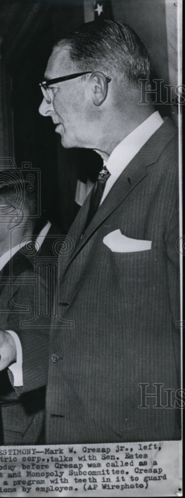 1961 Press Photo Mark Cresap Jr., talks with Sen Estes Kefauver before meeting. - Historic Images