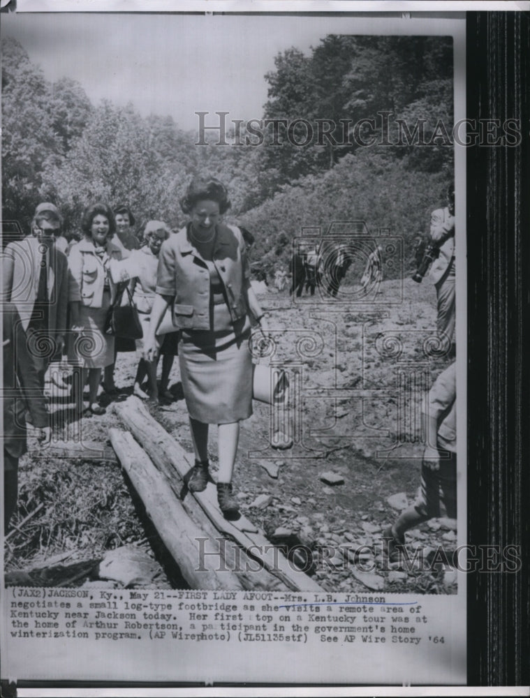 1964 Press Photo Mrs. Lyndon Johnson walks in Remote area of Kentucky. - Historic Images