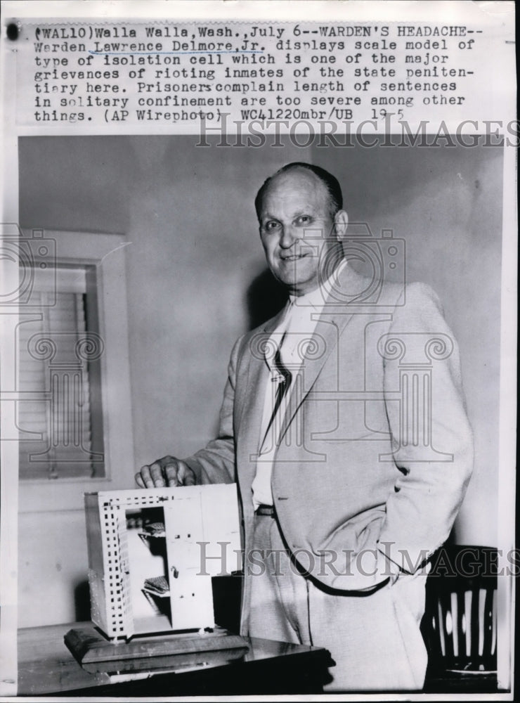 1955 Press Photo Warden Lawrence Delmore displays model of isolation cell. - Historic Images