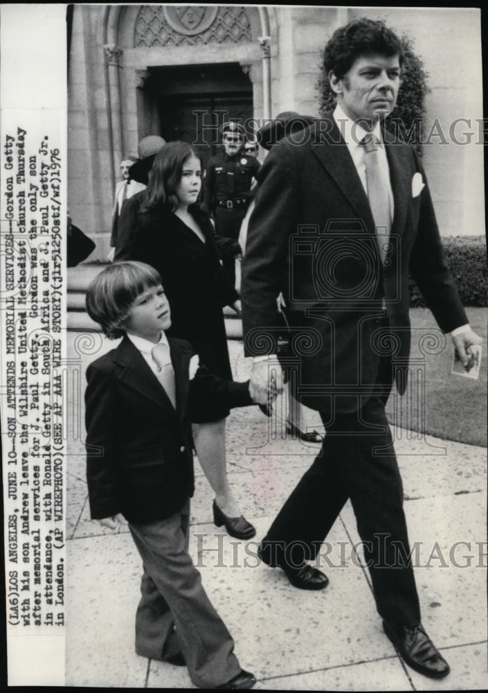 1976 Press Photo Gordon Getty and son Andrew attend memorial in London. - Historic Images