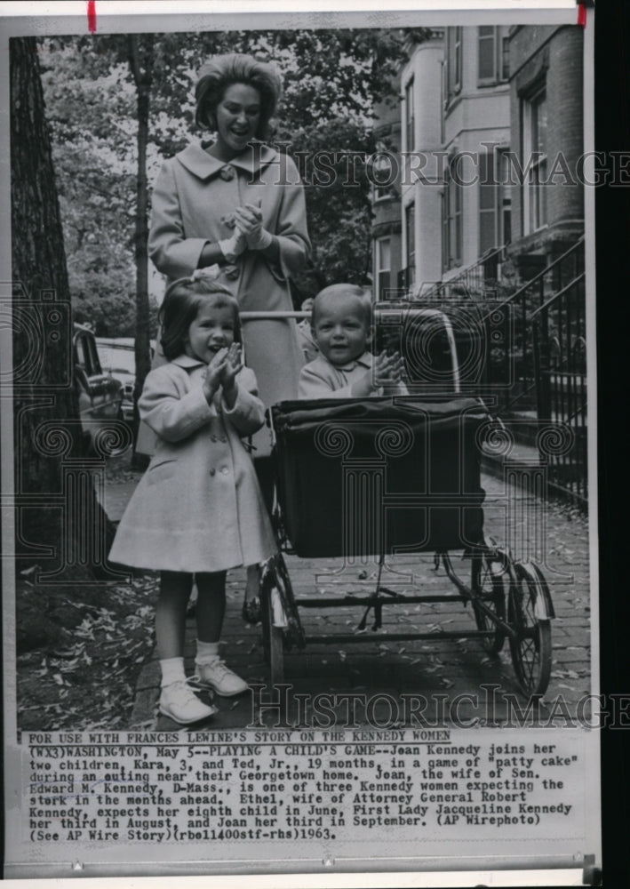 1963 Press Photo Jean Kennedy plays Patty cake with her two childen outside home - Historic Images