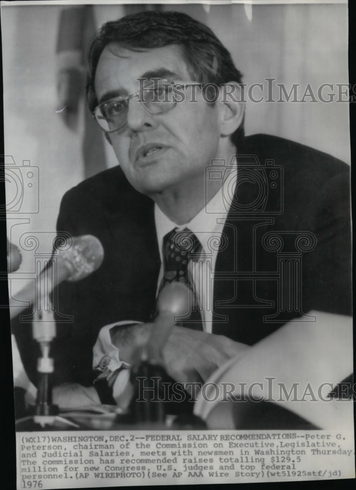 1976 Press Photo Peter G. Peterson meets with press regarding Federal salaries-Historic Images