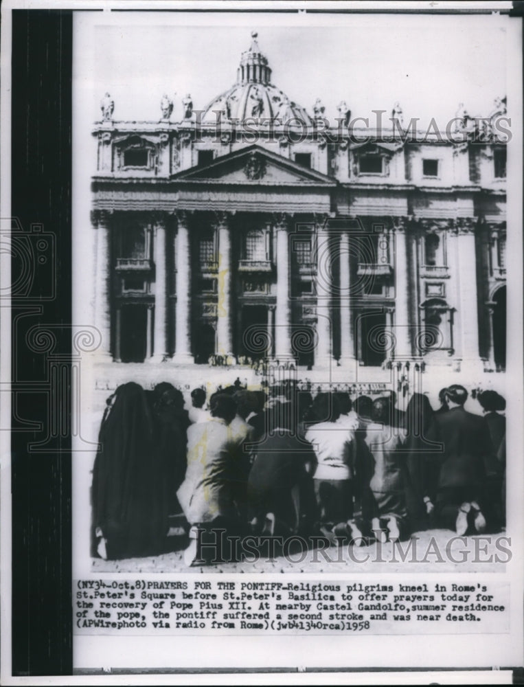 1958 Press Photo Crowds gather at St. Peter&#39;s Square to pray for Pope Pius XII - Historic Images