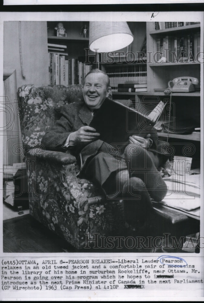 1963 Press Photo Liberal Leader Pearson relaxes in his Library. - spw06772-Historic Images