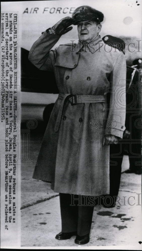 1951 Press Photo General Douglas MacArthur salutes at Haneda Air Base in Tokyo - Historic Images