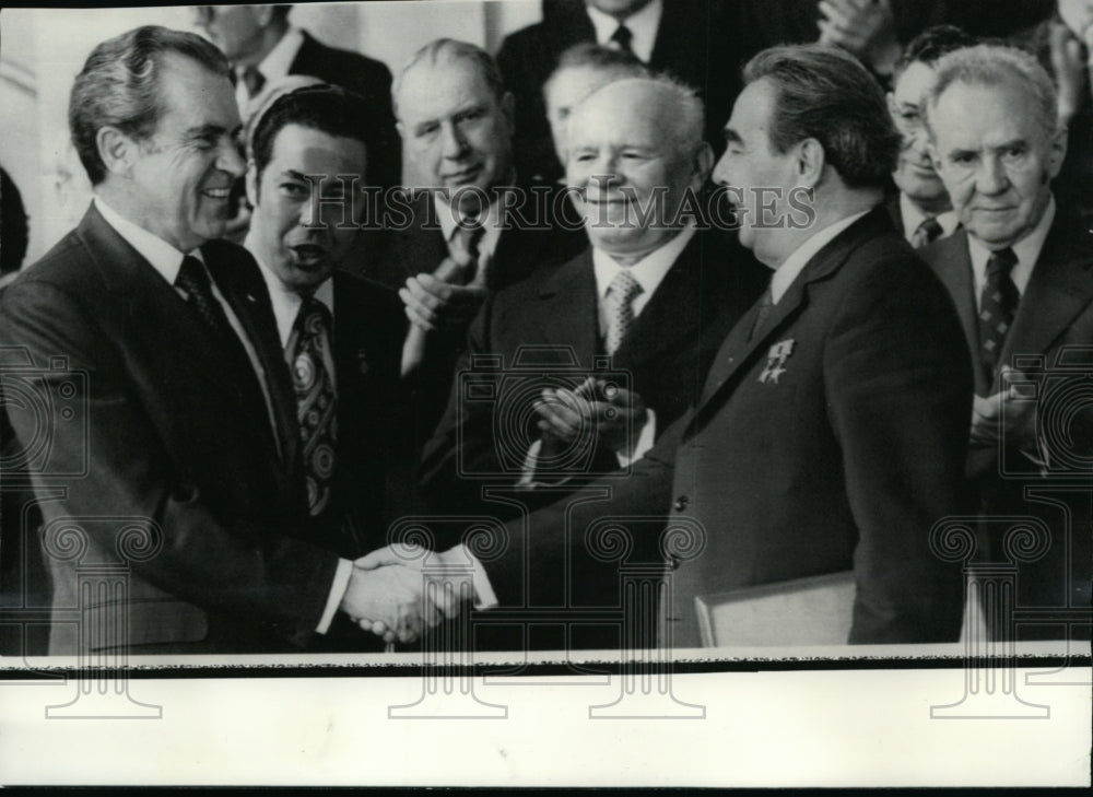 1972 Press Photo President Nixon and Soviet leader Leonid Brezhnev shake hands - Historic Images