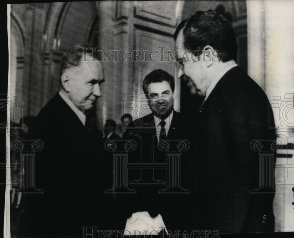 1972 Alexei N. Kosygin and President Nixon shake hands at Kremlin - Historic Images