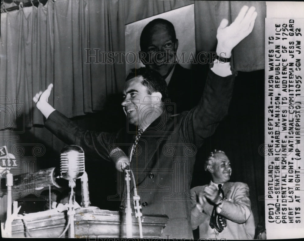 1952 Press Photo Senator Richard M. Nixon waves to audience - spw06928-Historic Images