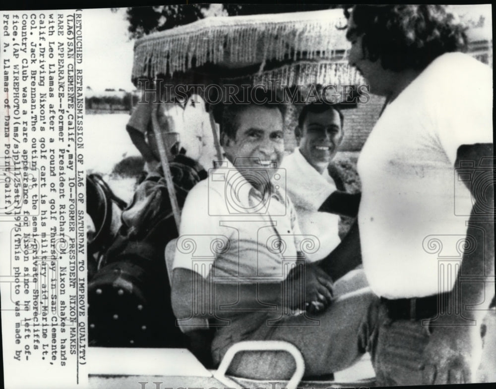 1975 Press Photo Former President Richard Nixon playing golf and shaking hands-Historic Images