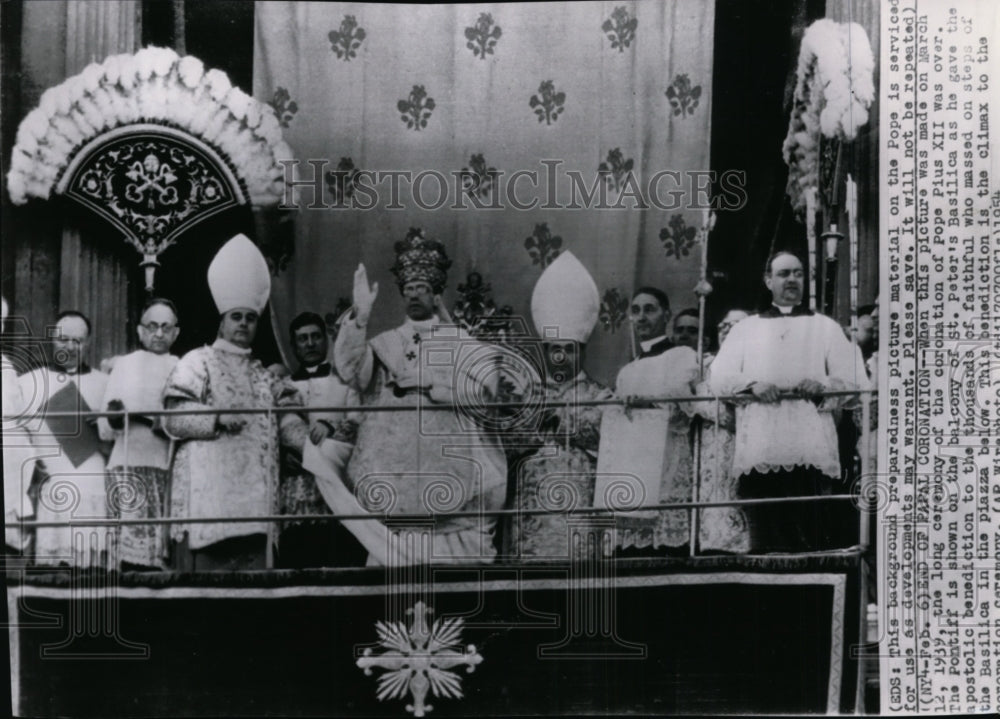 1954 Press Photo Pope Pius XII on balcony of St. Peter's Basilica in Rome - Historic Images